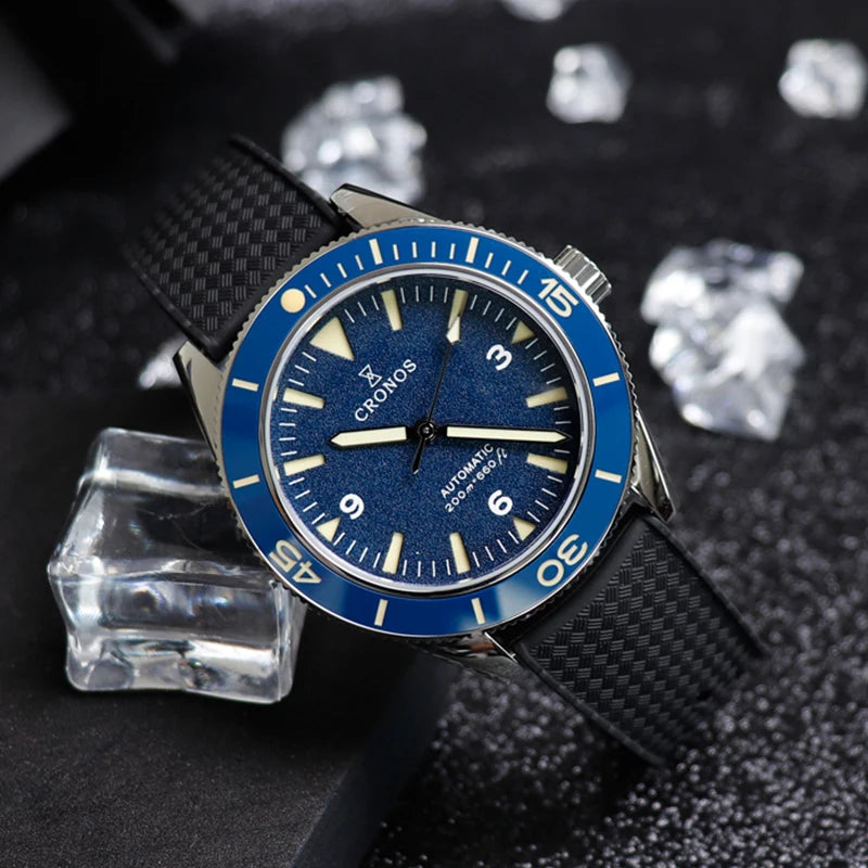 Montre de plongée automatique CRONOS pour homme avec cadran bleu, lunette unidirectionnelle et bracelet en caoutchouc noir, posée sur fond sombre avec des cubes en diamants