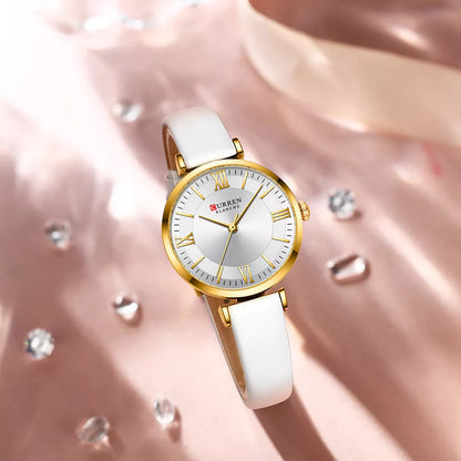 Montre Curren 9079 pour femme avec un bracelet en cuir blanc et un cadran minimaliste